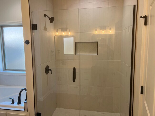 Building Photo - Charming 3 Bed 2 Bath Home