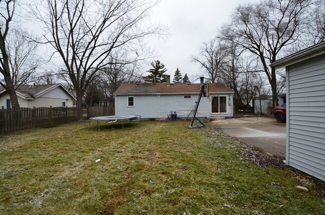 Building Photo - 23247 W N Lakewood Ln