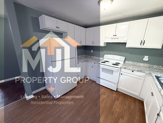 Building Photo - Spacious 3 Bedroom / 1 Bath Apartment in Sugar Creek *Ready Now*