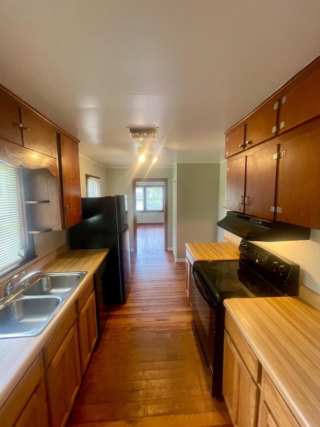 Building Photo - 3 Bed 2 Bath Home w/ Hardwood Floors and L...