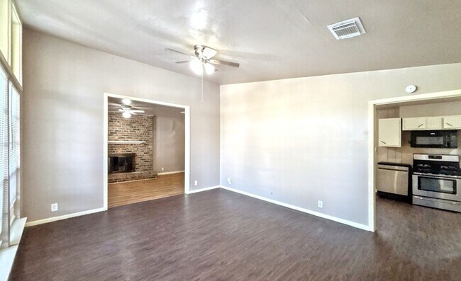 Building Photo - 3-Bedroom Home with Garage and Laundry Hoo...