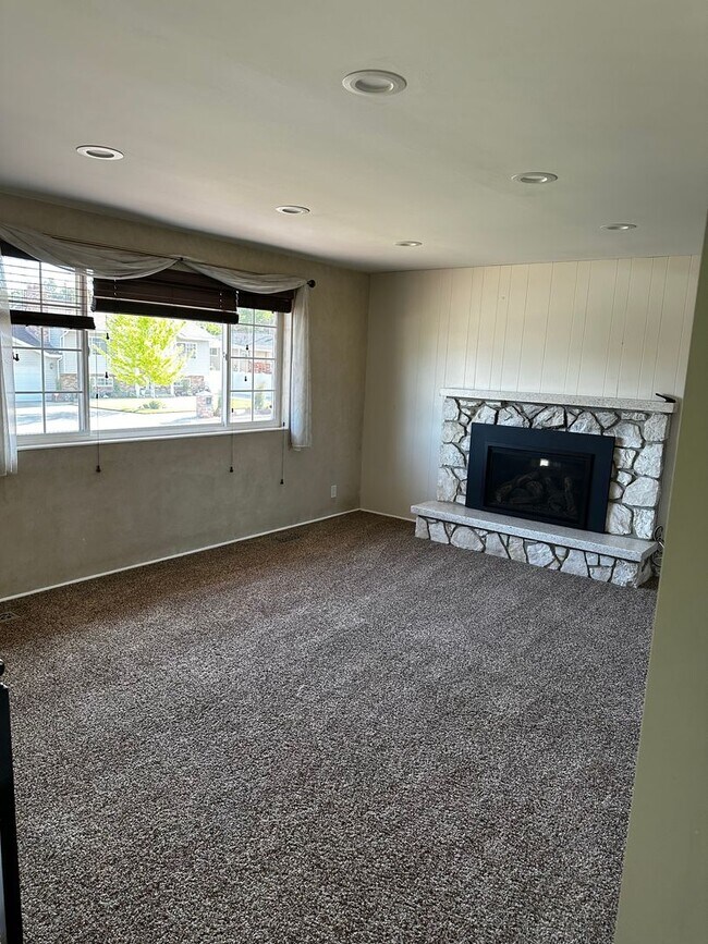 Building Photo - Beautifully Updated Two-Story Home in Sandy — Mountain Views & Big Backyard!