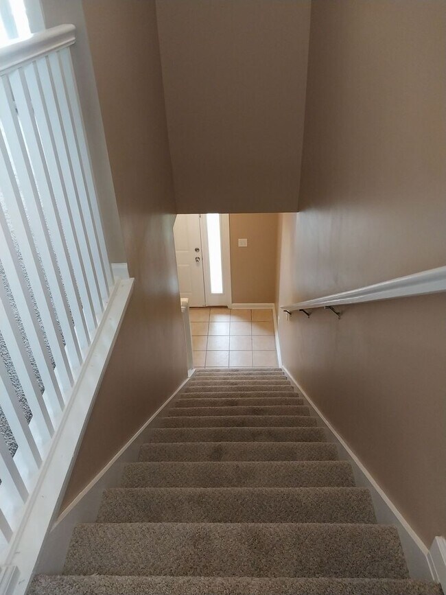 Building Photo - Cute townhome with 3 bd / 2.5 Bath