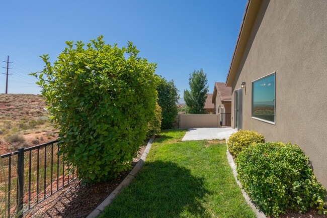 Building Photo - Pet Friendly-Beautiful 3 bed 2 bath home w...