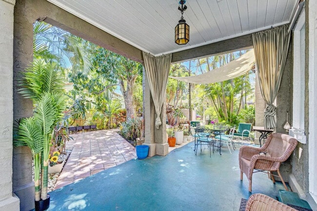 Building Photo - 2800 Broadway