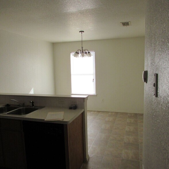 Building Photo - 3308 Hereford Ln