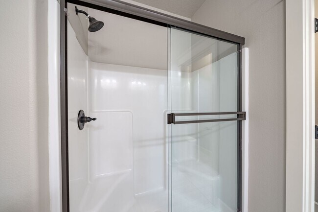 Building Photo - 9965 SE Taggart St