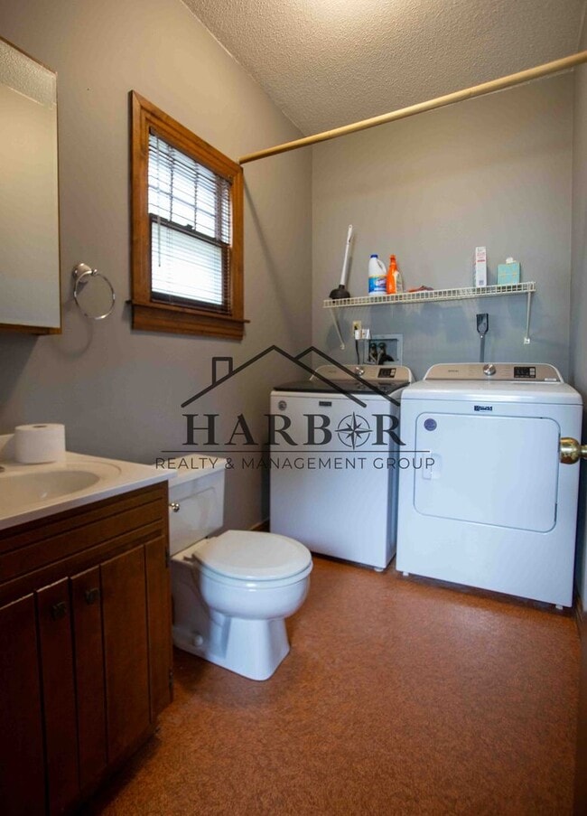Building Photo - 825 6th Ave SW