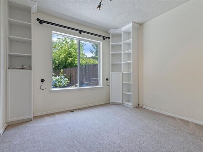 Building Photo - FOR RENT: MRS. CLEAN LIVED HERE! LOVELY HILLSBORO HOME AVAILABLE NOW! 4 BED, 2.5 BATH, 2 CAR GAR,...
