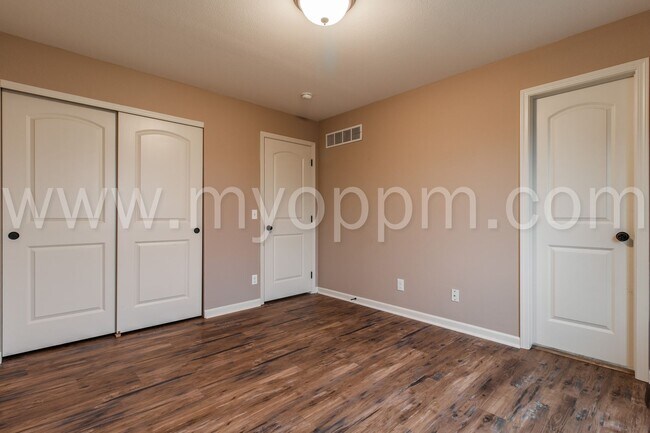 Building Photo - Available NOW! | 3 Bedroom / 2 Bathroom Home | Bennington