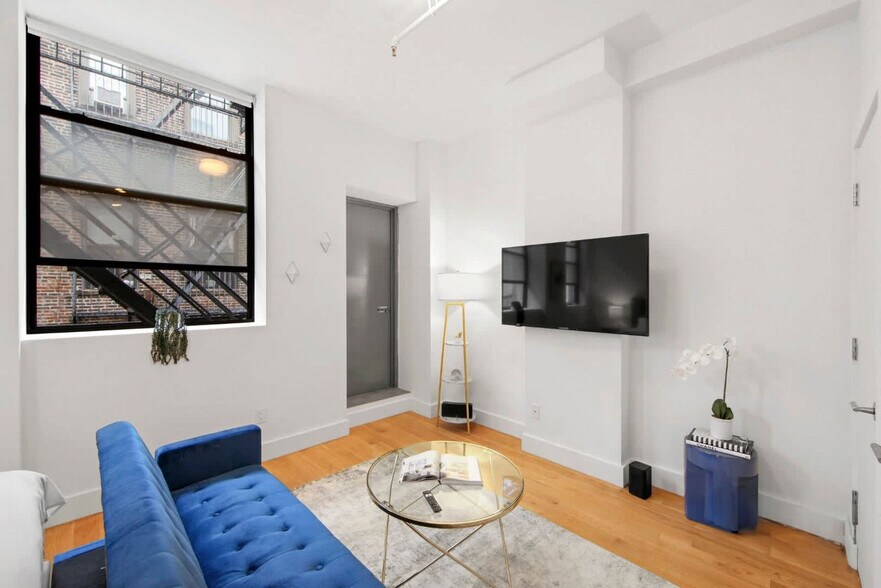 Building Photo - 517 W 45th St