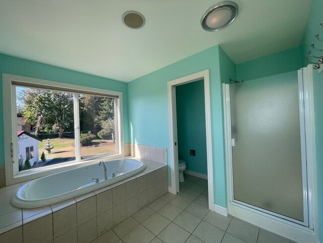 Building Photo - Spacious 5-Bedroom Home with Cascade & Val...