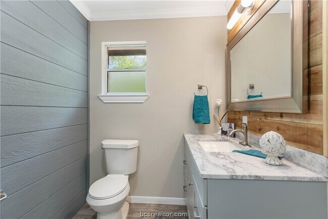 Building Photo - 904 Westview Cir