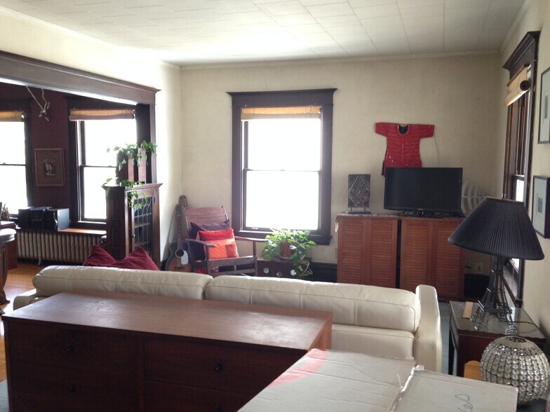 Livingrm 1 - 3533 Pillsbury Ave S