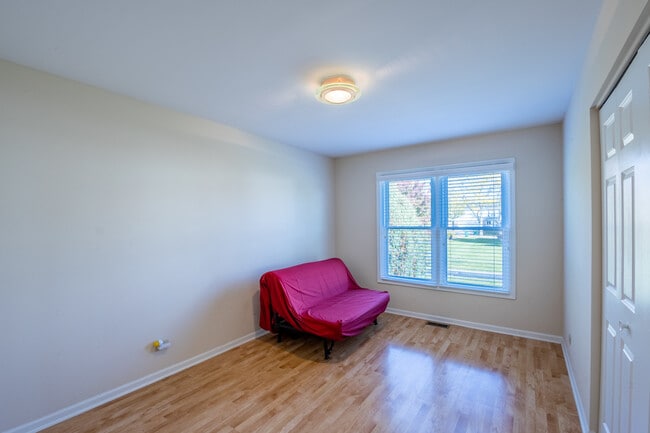 Building Photo - 331 E Fox Hill Dr