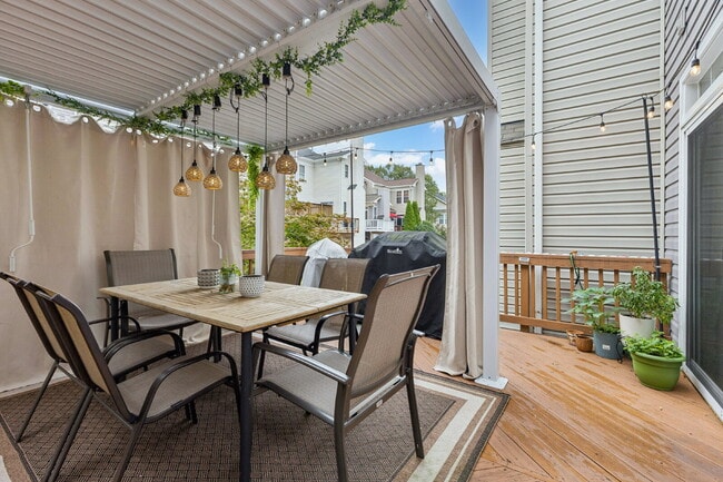 Building Photo - Nestled in the desirable Potomac Lakes com...