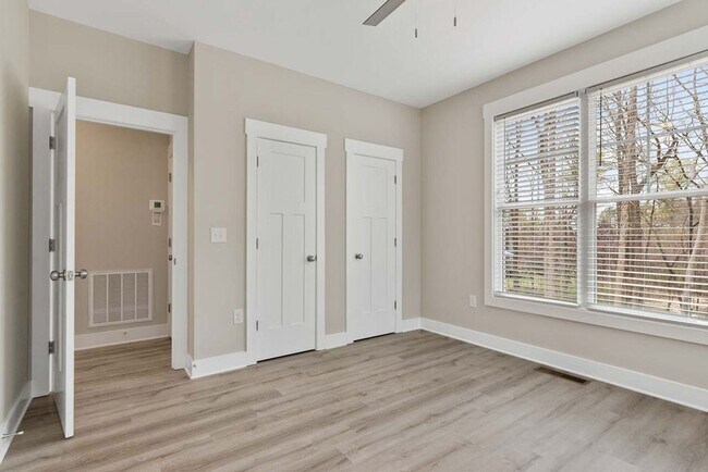 Building Photo - MUST SEE! 2 Bed / 2 Bath End Unit in Raleigh