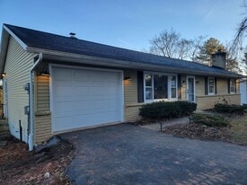 Building Photo - 40 Pine Crest Dr