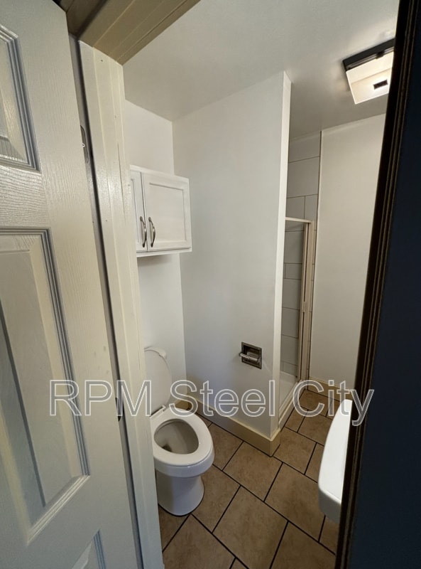 Building Photo - 902 W 11th St