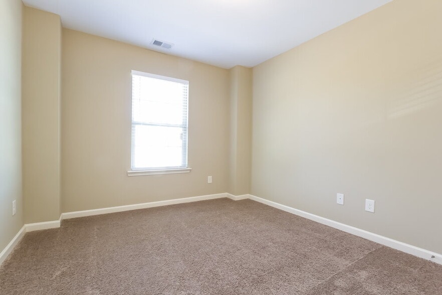 Building Photo - 335 Holbrook Dr