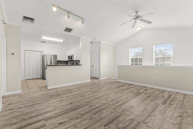 Building Photo - 559 SE Prescott Pl