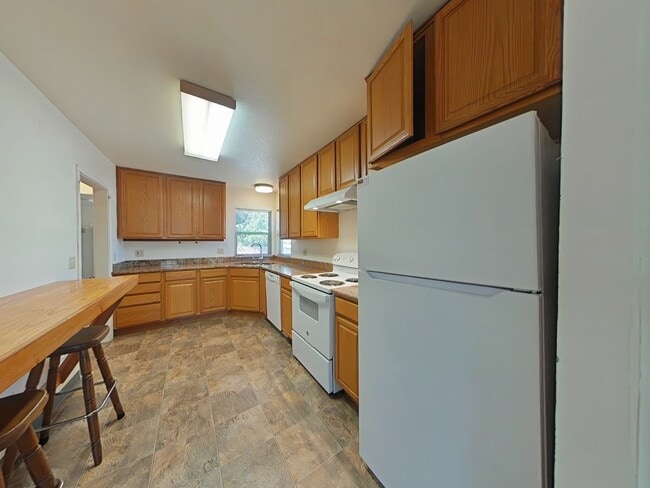 Building Photo - 3 Bedroom House + Bonus Room ~ Close to Ca...