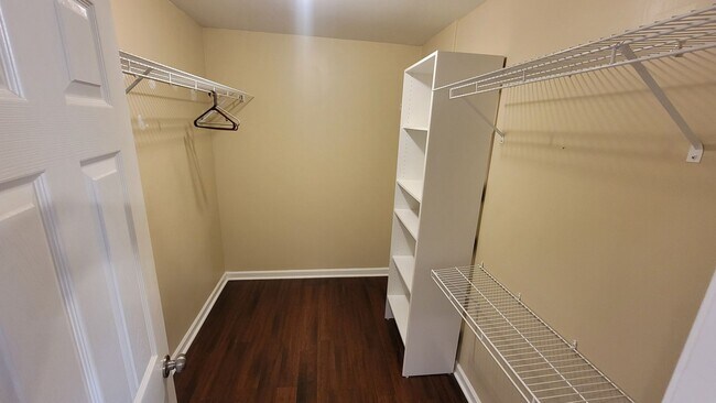 Building Photo - A 3 Bedroom Home Right Off Westport Road