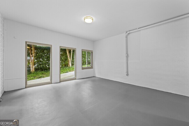 Building Photo - 1742 Helen Dr NE