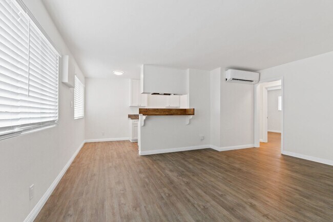 Building Photo - Bright Upstairs Apartment in North Long Beach