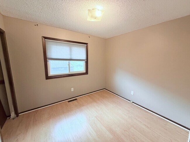 Building Photo - Versatile Oakdale Home Featuring 2 Kitchens, Sun Deck & Mother-in-Law Suite!