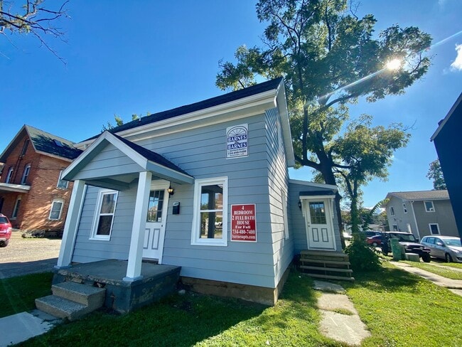 Building Photo - Four Bedroom, Two Full Bathroom - Steps to EMU's Campus
