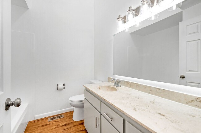 Building Photo - Super Cute North End Place with Garage and Backyard!