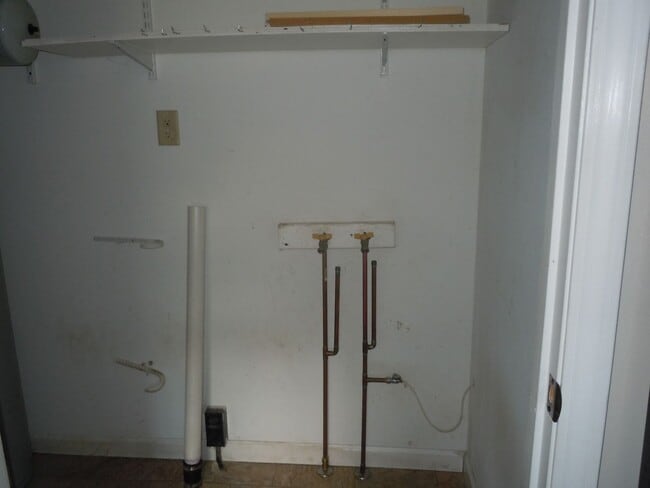 Building Photo - Two Bedroom House with Main Floor Laundry Hookups and Garage w/ Opener!