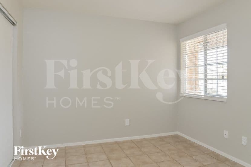 Building Photo - 127 E Tamarack Dr
