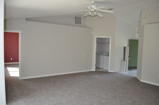 Building Photo - Pine Lakes 3bdrm home on a cul-de-sac!