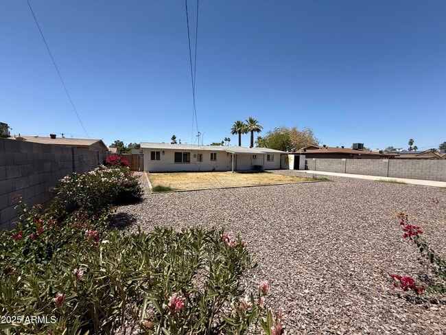 Building Photo - 301 N Apache Dr