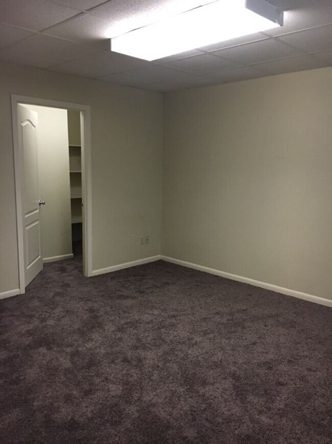 Building Photo - TV23 3br/1.5 bath utilities included (you ...