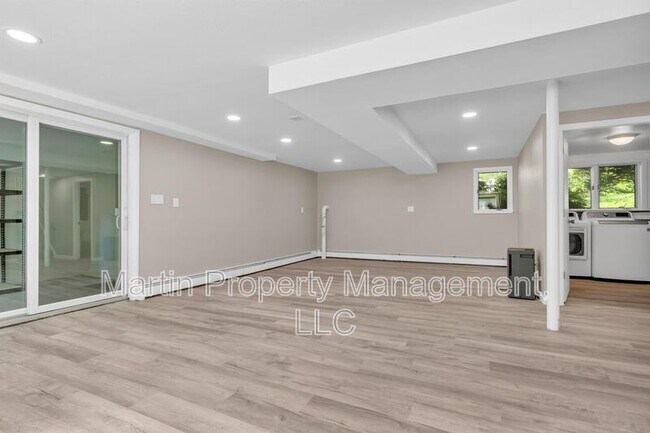 Building Photo - 606A Springs Rd
