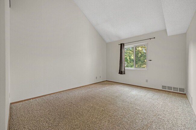 Building Photo - Spacious 3BR/3BA Condo w/ Loft & Vaulted Ceilings!