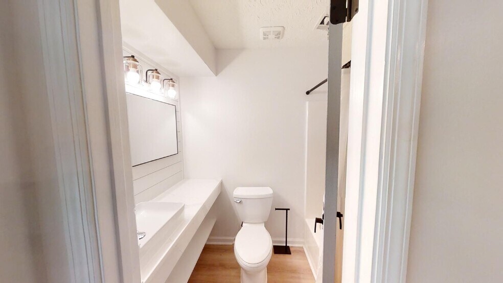 Building Photo - N Cedarbrook Bungalow