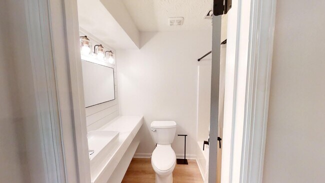 Building Photo - N Cedarbrook Bungalow