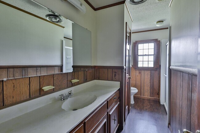 Building Photo - 4 BD, 2 BA Charming Brick Home in Dresden!