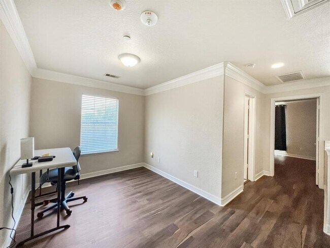 Building Photo - 5715 Ladonia St