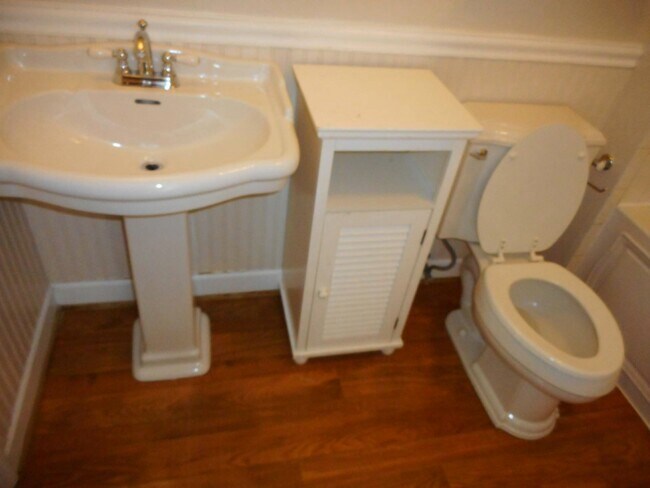 Building Photo - 608 Green St