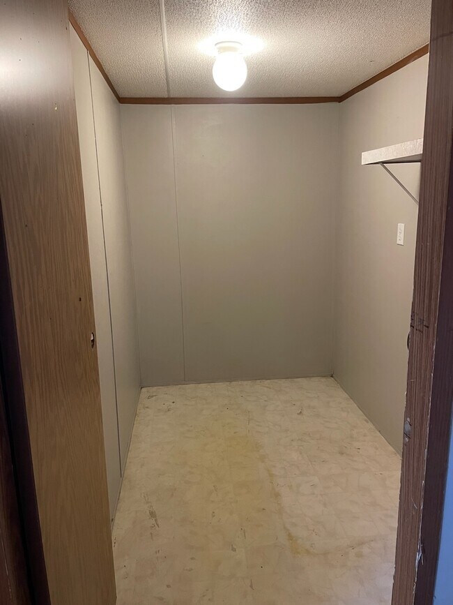 Building Photo - 10 Village Green Ct