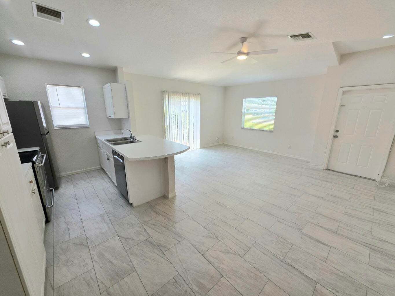 Building Photo - 569 E Ridge Cir N