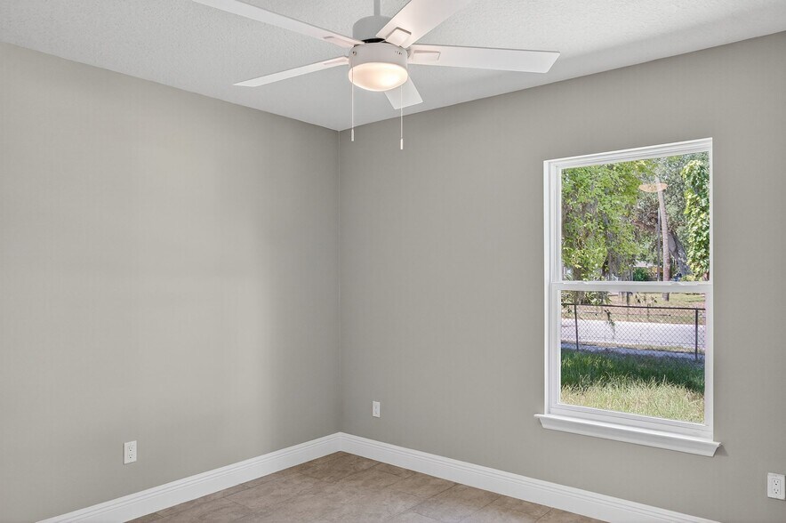 Building Photo - 214 Center St