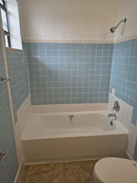 Building Photo - 1370 NE 153rd St