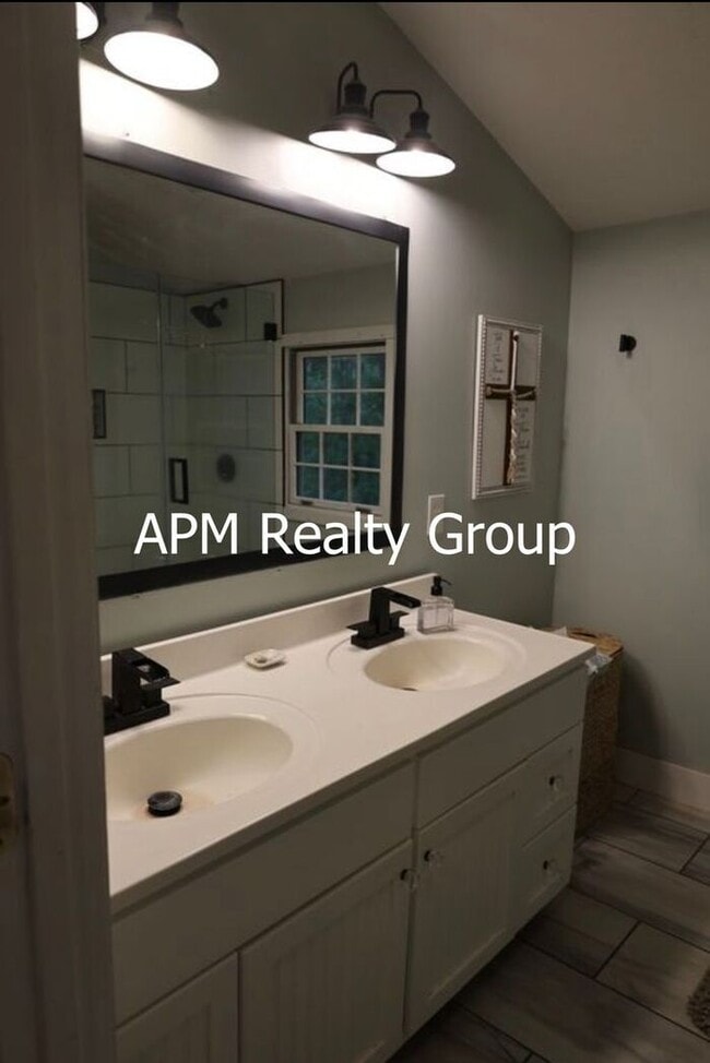 Building Photo - Private Country Feel Close to Downtown Chapin