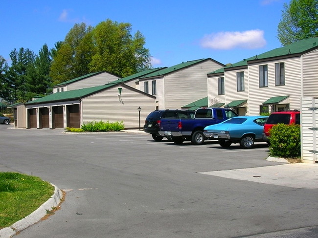 Building Photo - The Summit Apartments